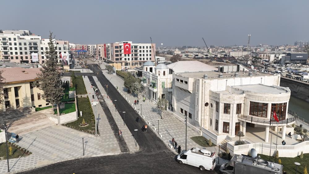 Hatay’da depremin ardından inşa edilen Antakya kent merkezini gören vatandaşlar