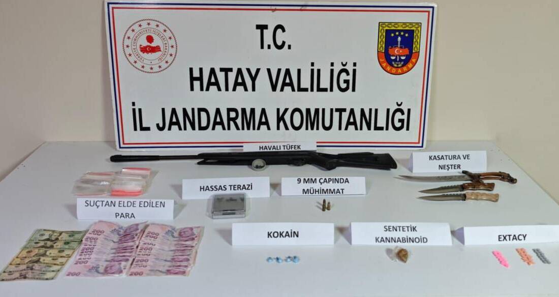 Hatay’ın Dörtyol ilçesinde jandarma ekiplerince düzenlenen operasyonda, evinde ve aracında