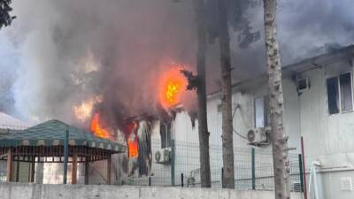 Hatay’ın Antakya ilçesinde, şantiye çalışanlarının konakladığı konteyner yatakhanede çıkan yangın