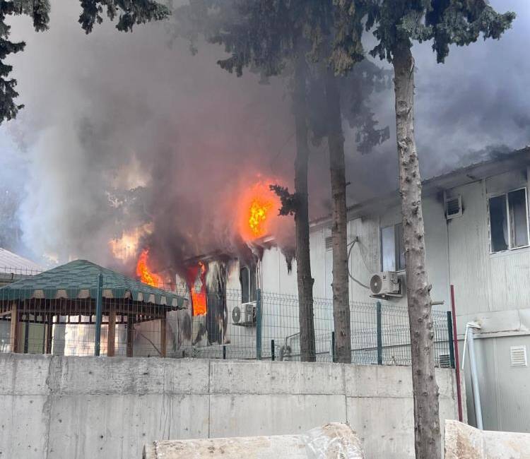 Hatay’ın Antakya ilçesinde, şantiye çalışanlarının konakladığı konteyner yatakhanede çıkan yangın
