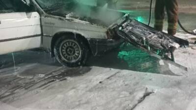 Hatay’ın Erzin ilçesinde seyir halindeyken alev alan bir otomobil, çıkan