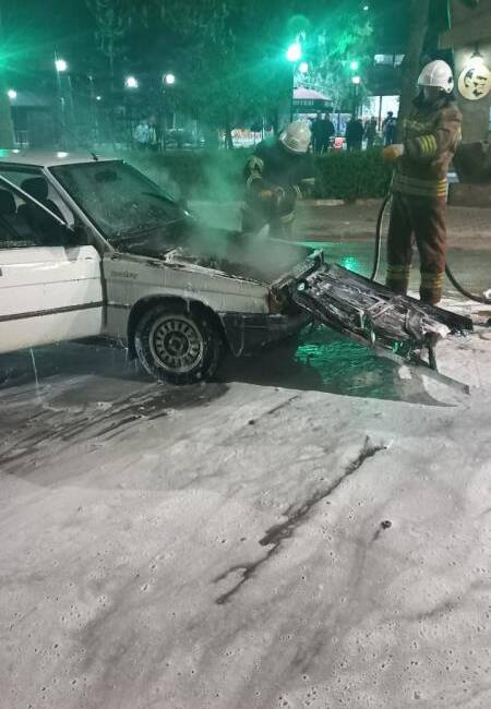 Hatay’ın Erzin ilçesinde seyir halindeyken alev alan bir otomobil, çıkan