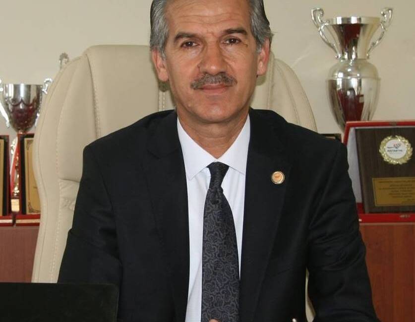 Hatayspor Taraftarlar Derneği Kurucusu ve Başkanı Gazeteci Sadullah Ergin, bordo-beyazlı