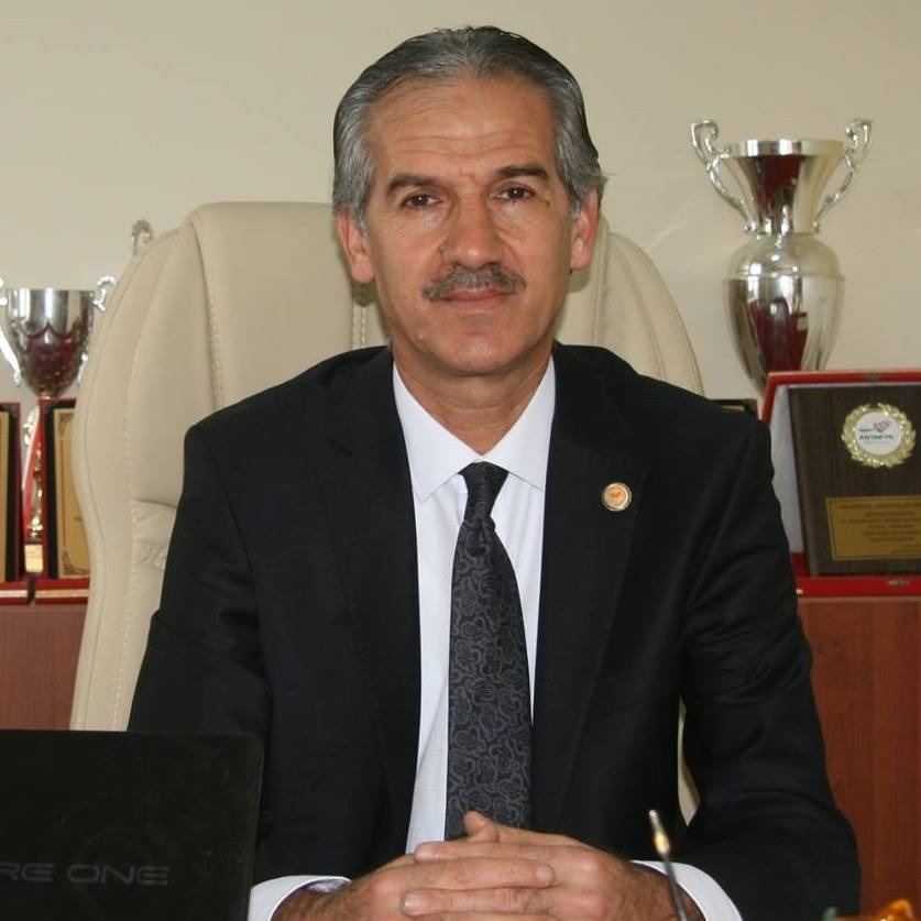 Hatayspor Taraftarlar Derneği Kurucusu ve Başkanı Gazeteci Sadullah Ergin, bordo-beyazlı