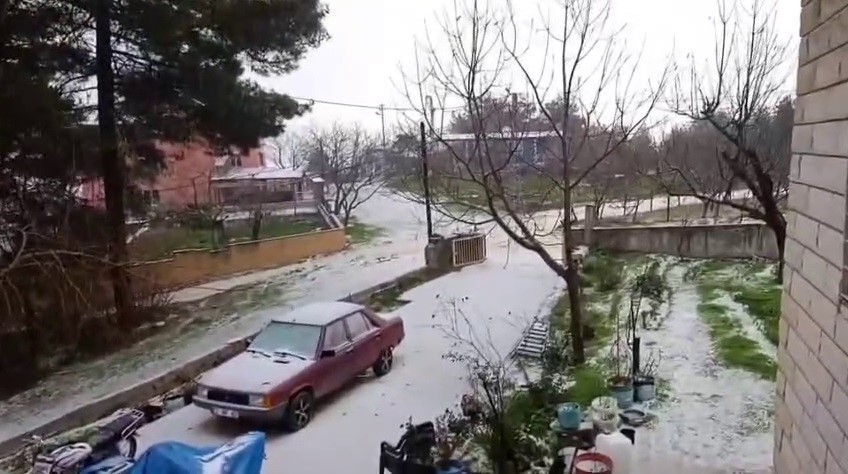 Hatay’ın kuzey kesimlerinde sabah saatlerinde etkisini artıran dolu yağışı, ilçeleri