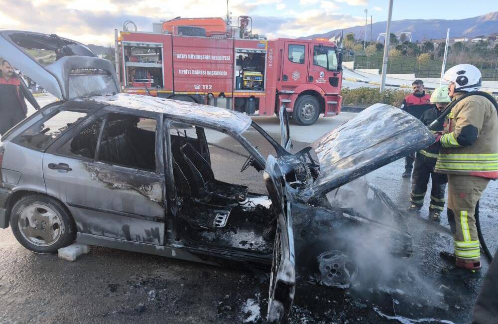 Hatay’ın Antakya ilçesinde seyir halindeyken motor kısmından alev alan TOFAŞ