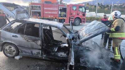 Hatay’ın Antakya ilçesinde seyir halindeyken motor kısmından alev alan TOFAŞ