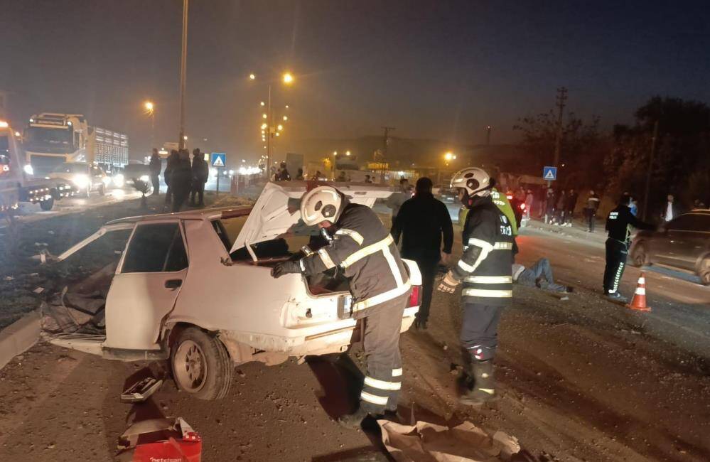 Hatay’ın Kırıkhan ilçesinde meydana gelen trafik kazasında ağır yaralanan otomobil