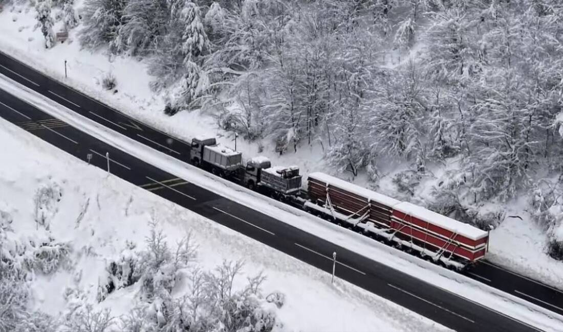 Düzce’de etkili olan yoğun kar yağışı, ağır tonajlı araçlara zor