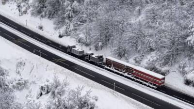Düzce’de etkili olan yoğun kar yağışı, ağır tonajlı araçlara zor
