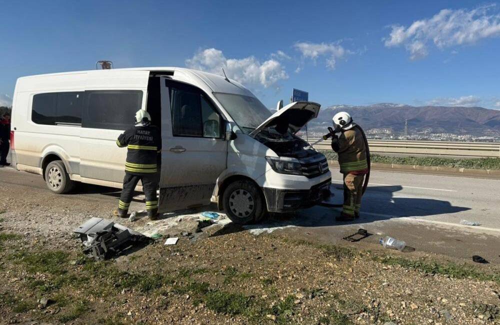 Hatay’ın Antakya ilçesinde seyir halindeyken motor bölümünden alev alan minibüste