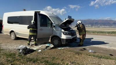 Hatay’ın Antakya ilçesinde seyir halindeyken motor bölümünden alev alan minibüste
