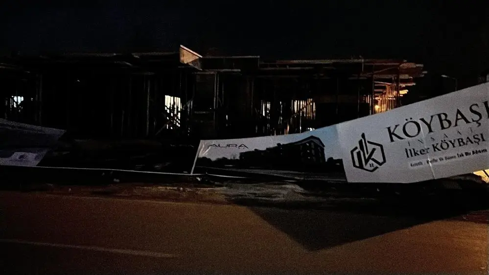 Hatay’da Geceyi Kabusa Çeviren Fırtına Hatay’da gece boyunca etkili olan şiddetli fırtına, özellikle Akdeniz’e kıyısı