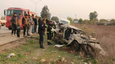 Hatay’ın Kırıkhan ilçesinde otomobil ile minibüsün çarpıştığı kazada biri ağır