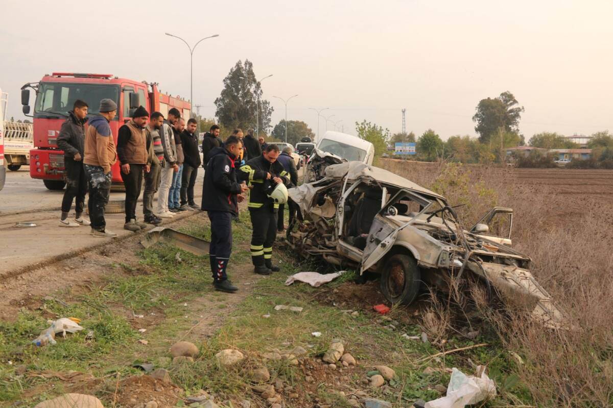 Hatay’ın Kırıkhan ilçesinde otomobil ile minibüsün çarpıştığı kazada biri ağır