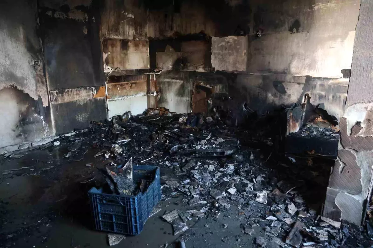 Elektrik kontağı evi küle çevirdi