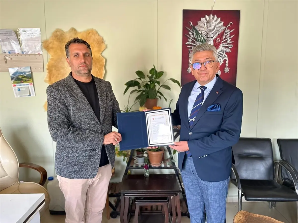 Hatay’ın Altınözü ilçesine bağlı Zeytindalı Mahallesi Muhtarı Riyat Tecimen, Türk