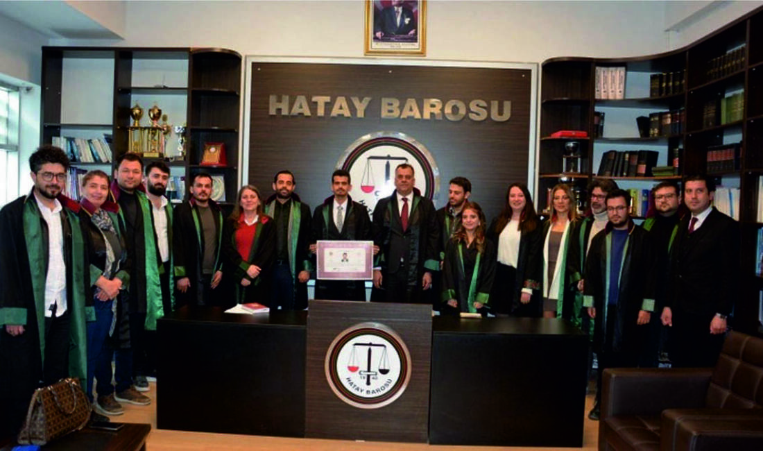 Hatay Barosu’na bağlı iki genç avukat, düzenlenen törenlerle mesleğe ilk