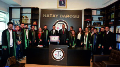 Hatay Barosu’na bağlı iki genç avukat, düzenlenen törenlerle mesleğe ilk