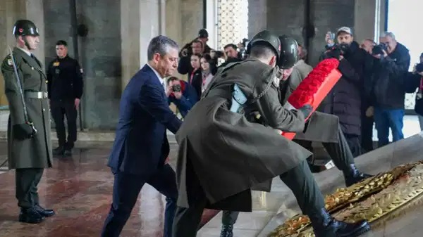 CHP lideri Özel yeni üyelerle Anıtkabir’de CHP Genel Başkanı Özgür Özel, 39. Olağan Kurultay’ın ardından yeni