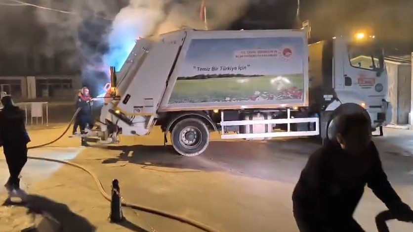 Alev Alan Çöp Kamyonu İtfaiye İstasyonuna Sığındı Hatay’ın Antakya ilçesinde çöp toplama çalışması sırasında bir çöp kamyonunda