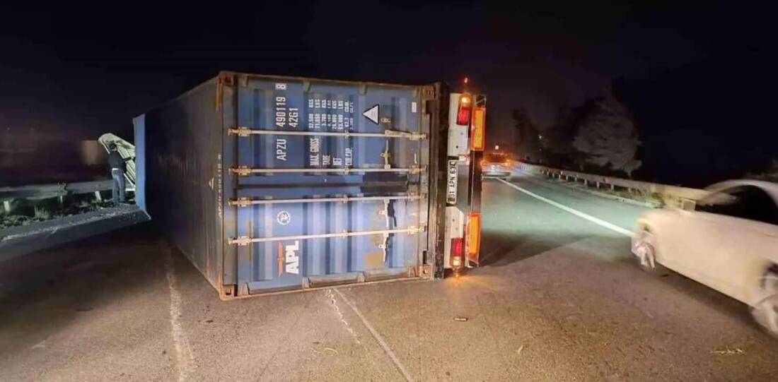 Hatay’ın İskenderun ve Payas ilçelerinde etkili olan şiddetli fırtına, ulaşımda