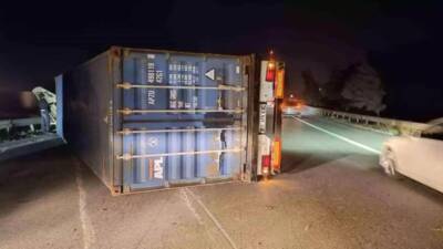 Hatay’ın İskenderun ve Payas ilçelerinde etkili olan şiddetli fırtına, ulaşımda