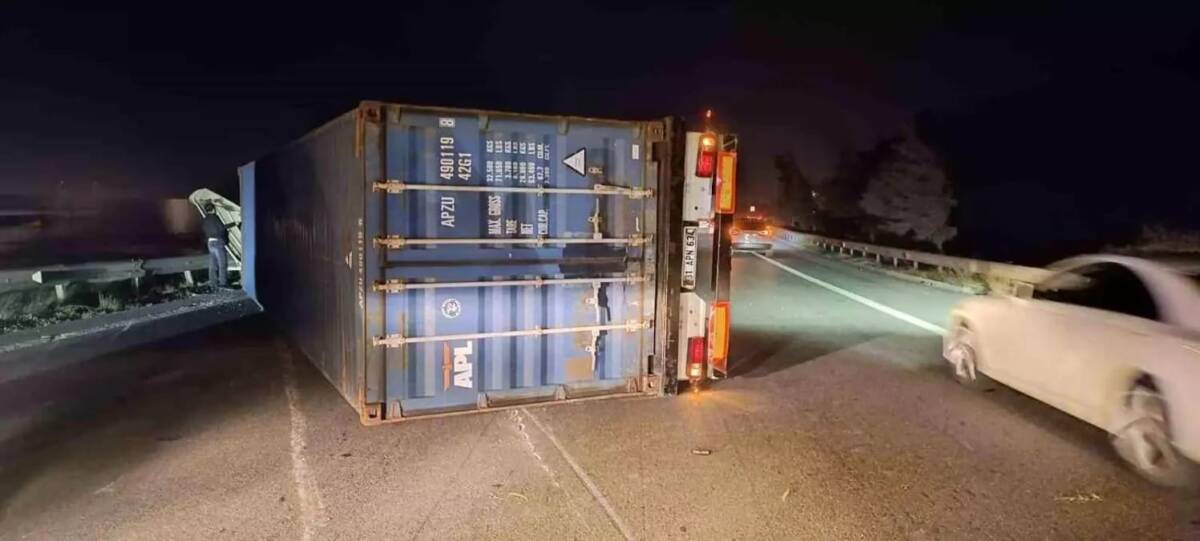 Hatay’ın İskenderun ve Payas ilçelerinde etkili olan şiddetli fırtına, ulaşımda