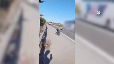 Hatay’ın Dörtyol ilçesinde motosikletin üzerine yatarak trafikte seyreden ehliyetsiz sürücüye