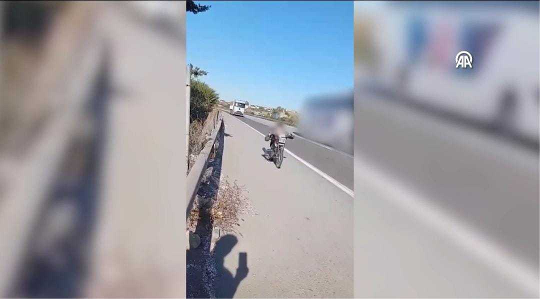 Hatay’ın Dörtyol ilçesinde motosikletin üzerine yatarak trafikte seyreden ehliyetsiz sürücüye