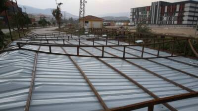 Hatay’ın Arsuz ilçesinde etkisini artıran şiddetli fırtına, yaşamı olumsuz yönde