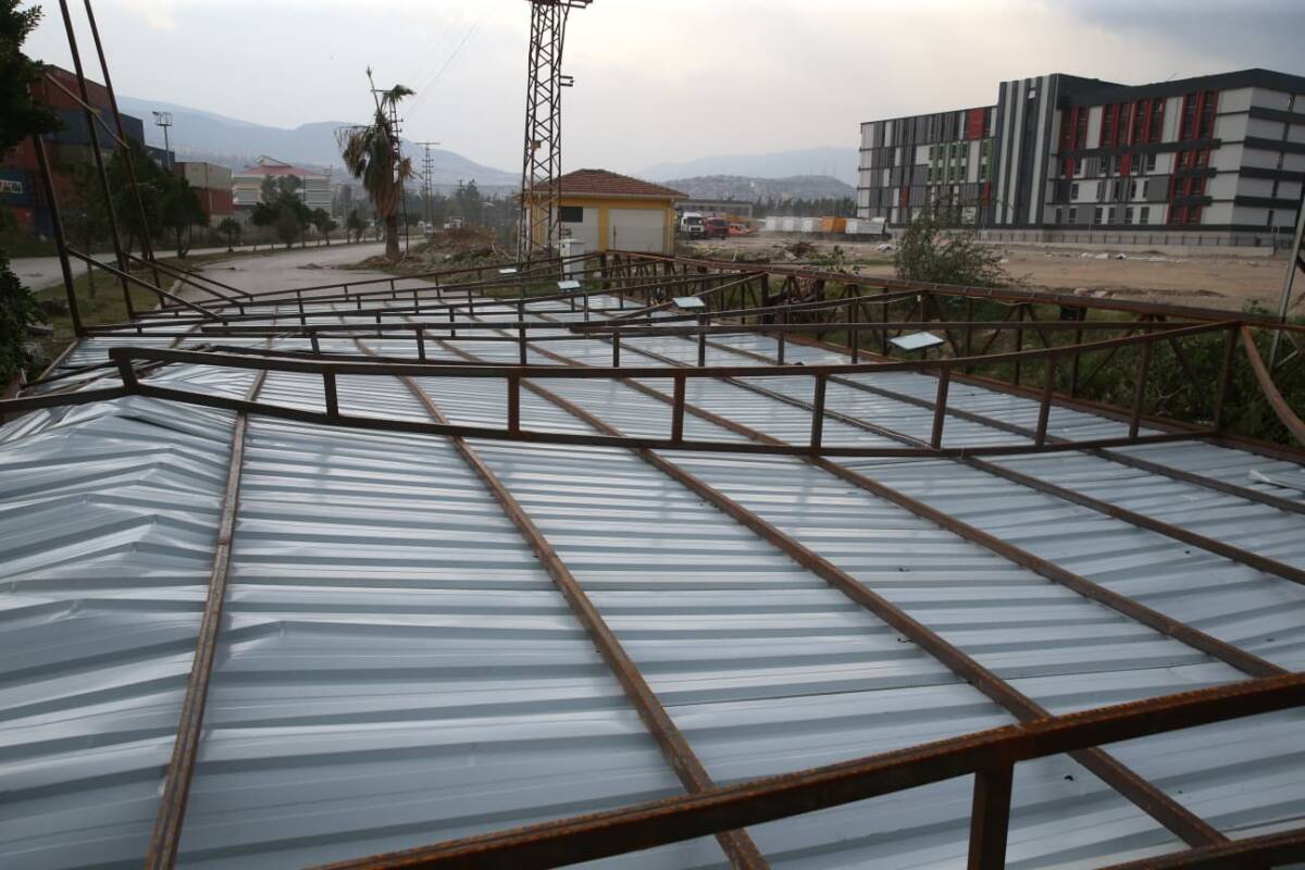 Hatay’ın Arsuz ilçesinde etkisini artıran şiddetli fırtına, yaşamı olumsuz yönde