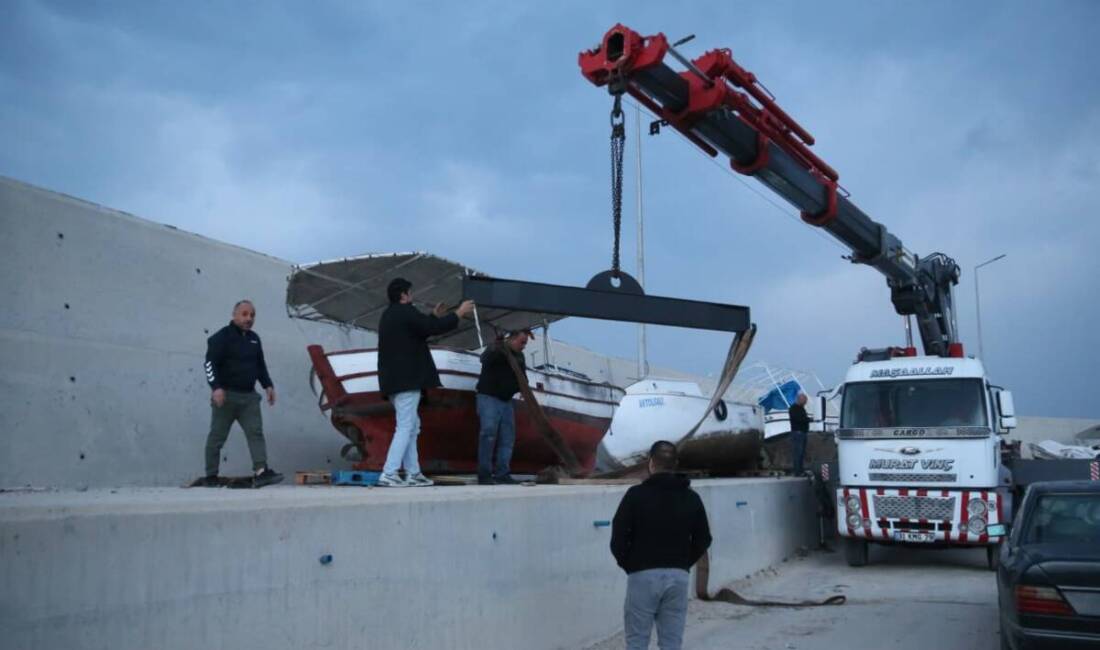 İskenderun’da Fırtına Tekneleri Alabora Etti Hatay’ın İskenderun ilçesinde sabah saatlerinde başlayan ve gün içinde şiddetini