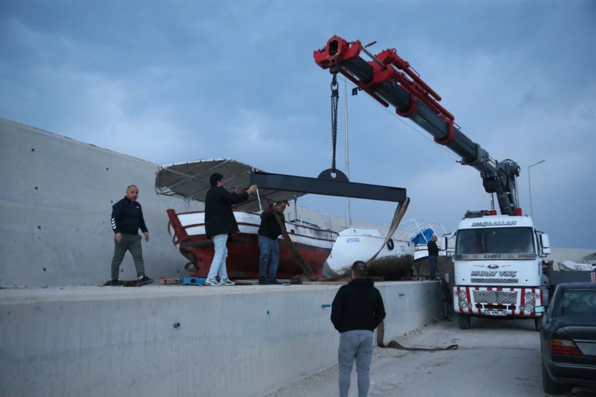 Hatay’ın İskenderun ilçesinde sabah saatlerinde başlayan ve gün içinde şiddetini
