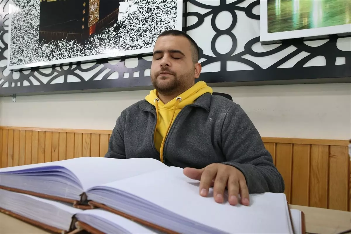 Hatay’ın Belen ilçesinde görme engelli hafız Abdulkadir Akdağ, Braille alfabesiyle