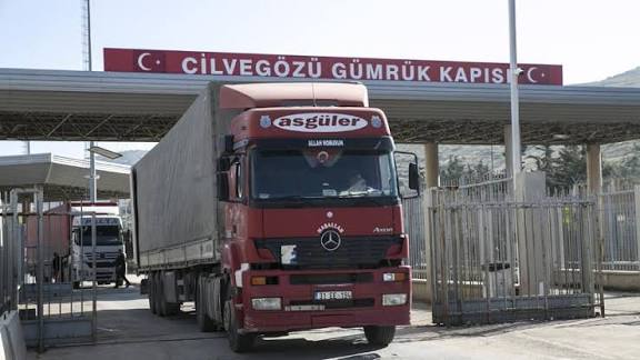Cilvegözü’nde Yük Boşaltacak TIR Sahiplerine Uyarı Hatay’ın Altınözü ilçesinde yurtdışına çalışan TIR sürücüleri, Cilvegözü Sınır Kapısı’ndan