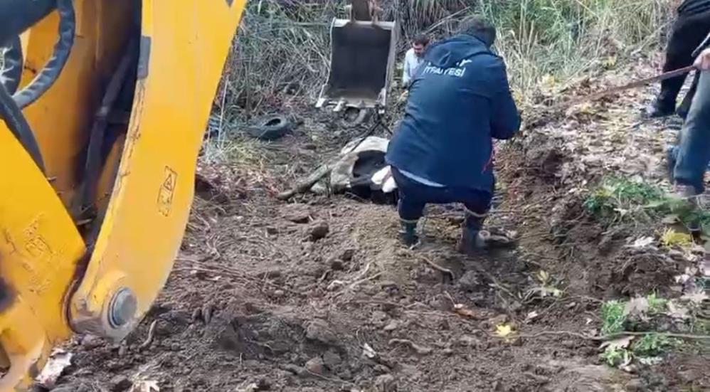 İnek Dereye Düştü, İtfaiye Harekete Geçti Hatay’ın Kırıkhan ilçesinde otlarken dereye düşen inek, itfaiye ekiplerinin başarılı