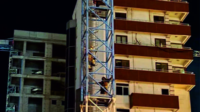 Hatay’ın İskenderun ilçesinde kule vince çıkarak intihar girişiminde bulunan şahıs,