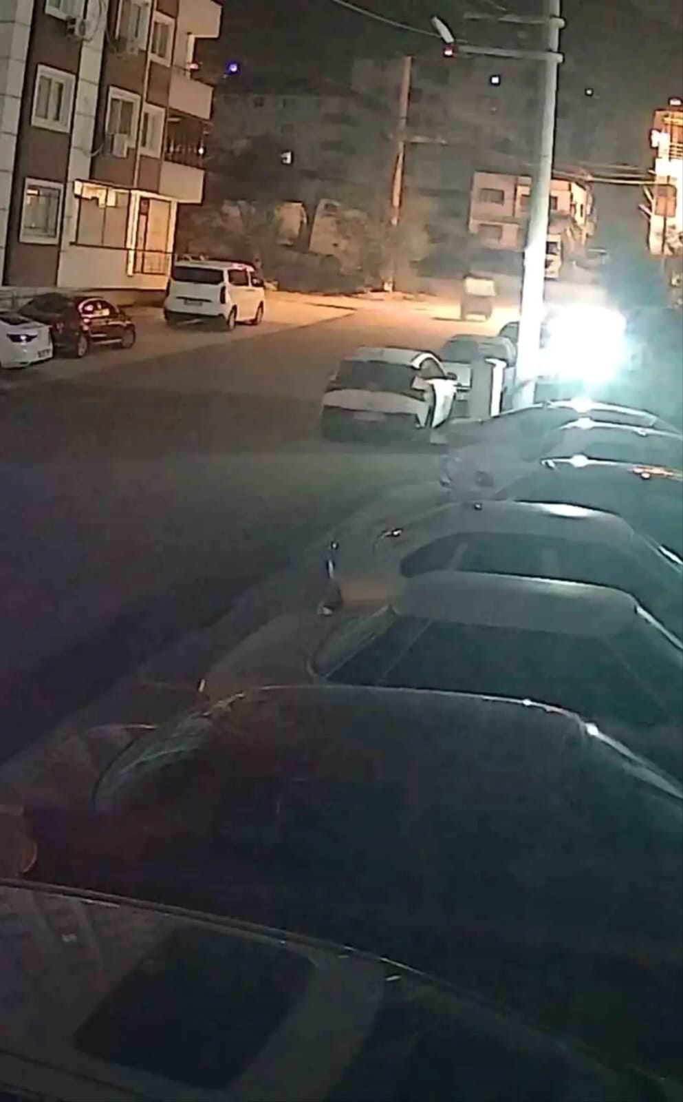 Hatay’ın İskenderun ilçesinde gece saatlerinde etkisini artıran kuvvetli fırtına, ilginç