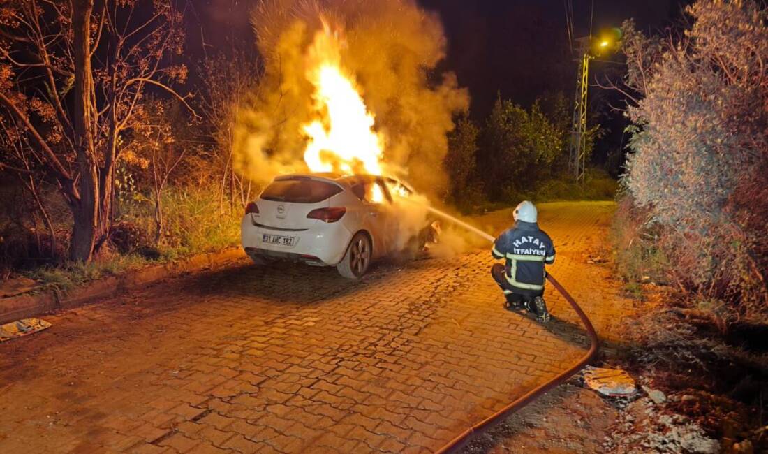 Hatay’ın Defne ilçesinde seyir halindeki bir otomobilde çıkan yangın, itfaiye