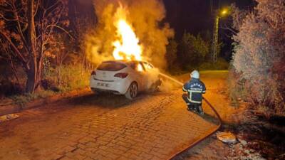 Hatay’ın Defne ilçesinde seyir halindeki bir otomobilde çıkan yangın, itfaiye