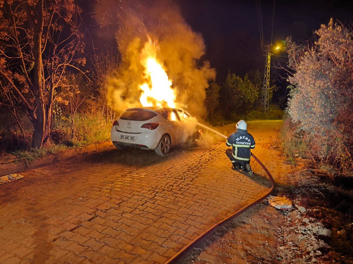 Hatay’ın Defne ilçesinde seyir halindeki bir otomobilde çıkan yangın, itfaiye