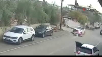 Hatay’ın Kırıkhan ilçesinde meydana gelen trafik kazasında, otomobille çarpışan motosiklet