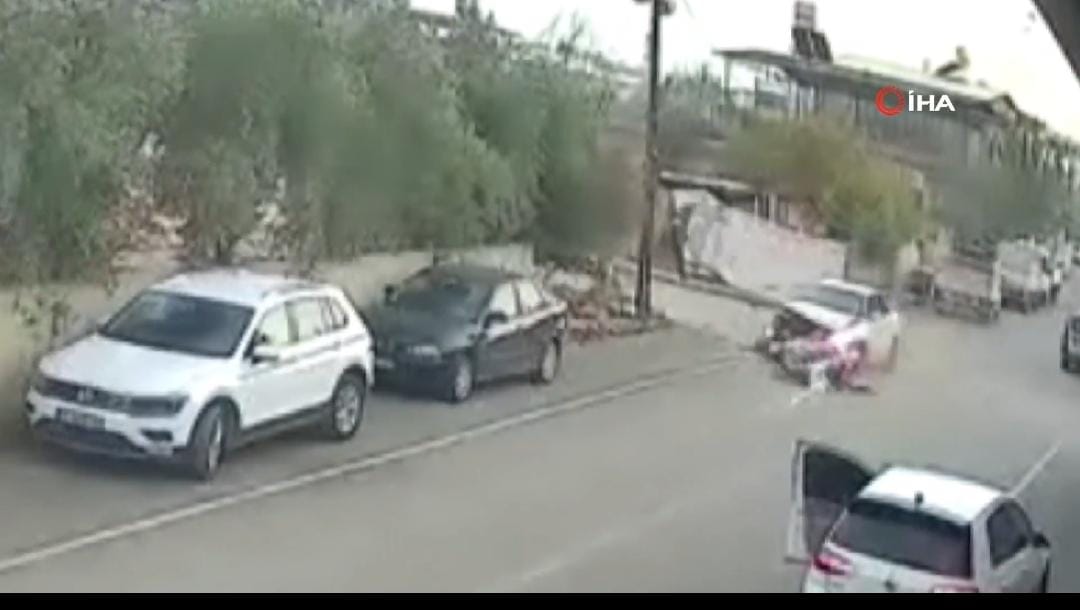 Otomobille Çarpışan Motosikletli Metrelerce Uzağa Fırladı Hatay’ın Kırıkhan ilçesinde meydana gelen trafik kazasında, otomobille çarpışan motosiklet