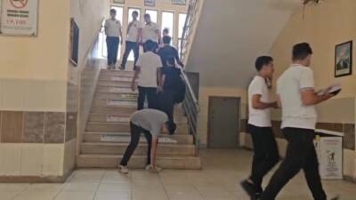 Hatay'ın İskenderun ilçesinde lisede bilinçli olarak yere bırakılan pet şişeyi