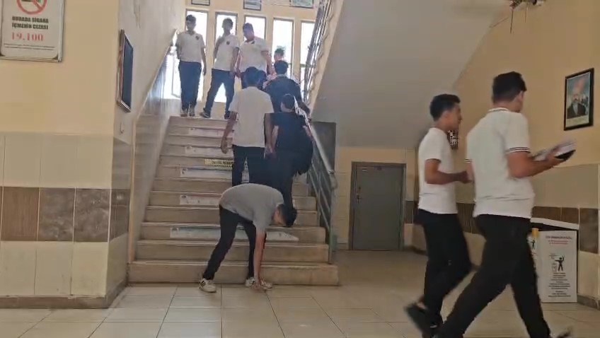Hatay'ın İskenderun ilçesinde lisede bilinçli olarak yere bırakılan pet şişeyi