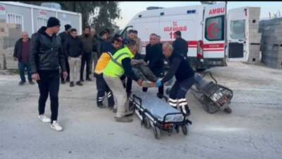 Hatay’ın Samandağ ilçesinde motosikletin yayaya çarpması sonucu 2 kişi yaralandı.