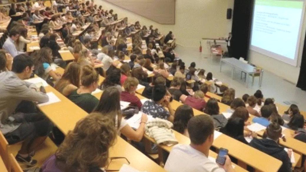 Üniversite eğitimi 3 yıla iniyor Üniversite eğitimi 3 yıla iniyor: eğitim sistemi yenilikleri, avantajları ve