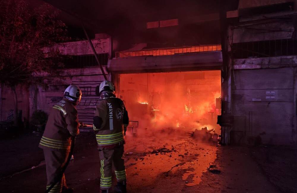 Hatay’ın Dörtyol ilçesinde sabah saatlerinde çıkan yangında bir iş yeri
