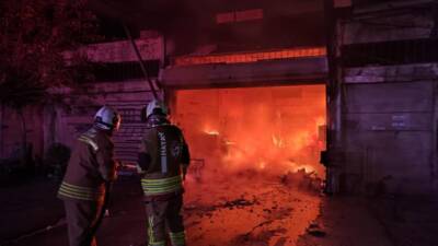 Hatay’ın Dörtyol ilçesinde sabah saatlerinde çıkan yangında bir iş yeri